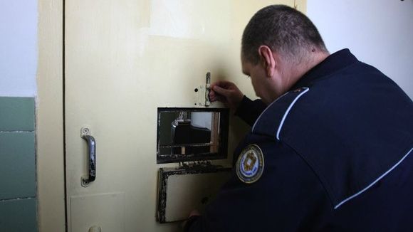 Guvernul măreşte cu 10% salariile angajaţilor din penitenciare