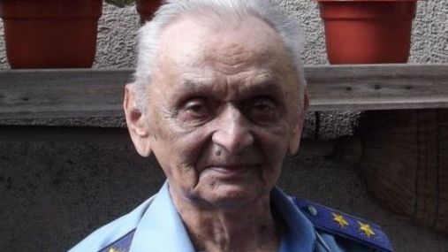 Cât câştigă adevăraţii eroi ai României? Umiliţi la pensie de "ofiţerii de carton"