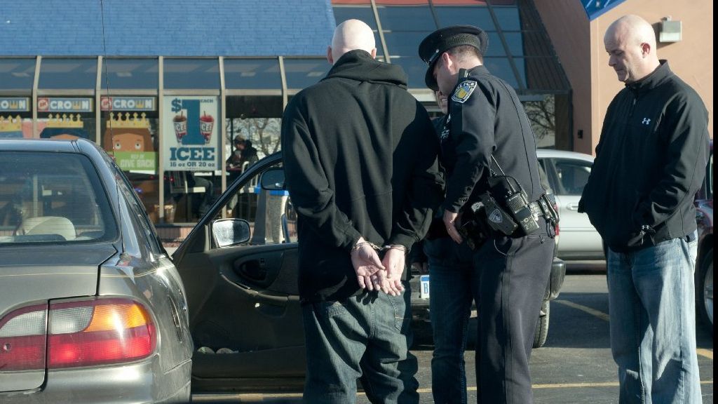 O lecție de viață! Un polițist a prins un hoț în timp ce fura. Omul legii i-a cumpărat haine 