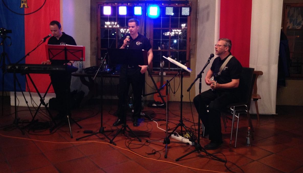 VIDEO. Trei preoți și-au făcut formație. Ce muzică au ales să cânte