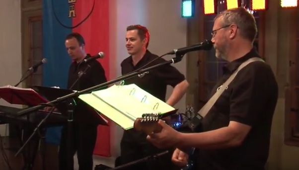 Trei preoți și-au făcut formație de muzică. Cântă rock'n roll, valsuri și schlager VIDEO