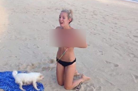 Blonda de 18 ani se juca pe plajă.Câinele a tras de şnurul sutienului.A rămas topless. Băieţii au...