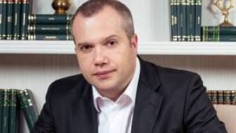 Cum au ajuns femeile de serviciu din primării să încaseze salarii cât profesorii