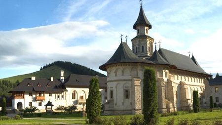  Moartea suspectă a unui tânăr seminarist, după un accident petrecut în pivniţa Mănăstirii Putna