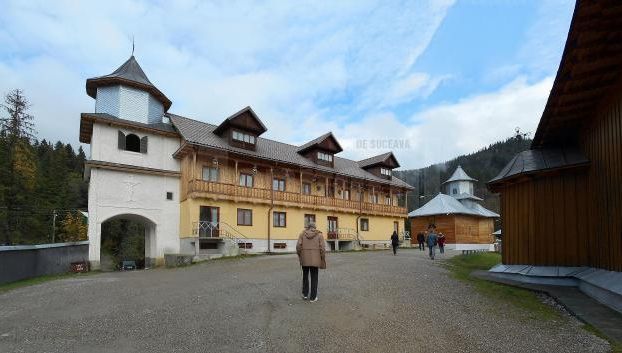 După o noapte de rugăciune, un bărbat a murit chiar în curtea mănăstirii. Motivul este incredibil
