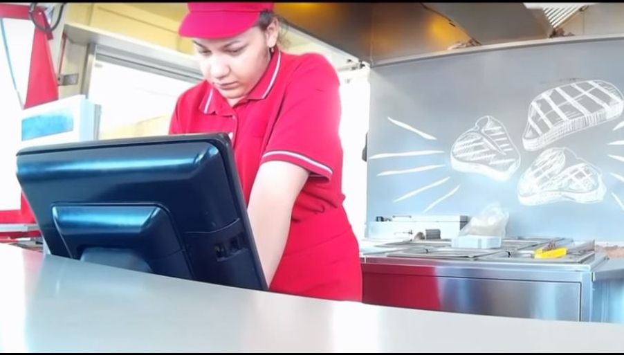 Bărbat, refuzat atunci când a cerut mici în limba română în Secuime. Reacția Kaufland