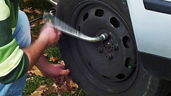 O nouă modă printre hoţi. Şoferii îşi riscă viaţa dacă urcă la volan fără să verifice acest lucru