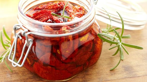 Aşa se prepară roşiile uscate în stil italian. Sunt absolut delicioase