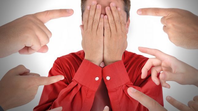 Este fiu de premier și arată semne obscene pe stradă. Scandalul este de proporții 