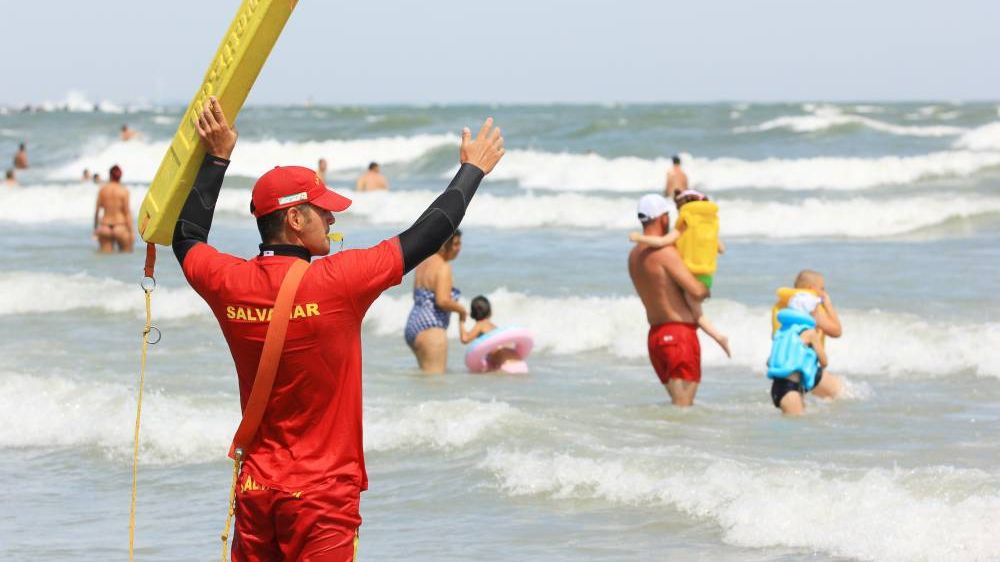 Intervenție disperată la Mamaia, turist înecat în mare, la câțiva metri de mal. Ce s-a întâmplat, de fapt? - VIDEO