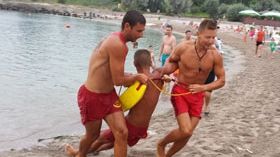 Primele incidente de pe litoral: adolescent, salvat de la înec, la Mamaia
