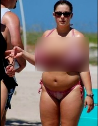 Ea este femeia cu cei mai mari sâni de la plajă. Şi-a făcut costumul de baie pe comandă