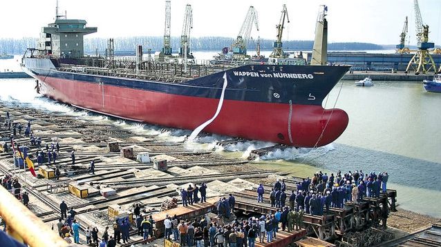 Zeci de angajaţi ai Şantierului Naval Damen cer majorarea salariilor 