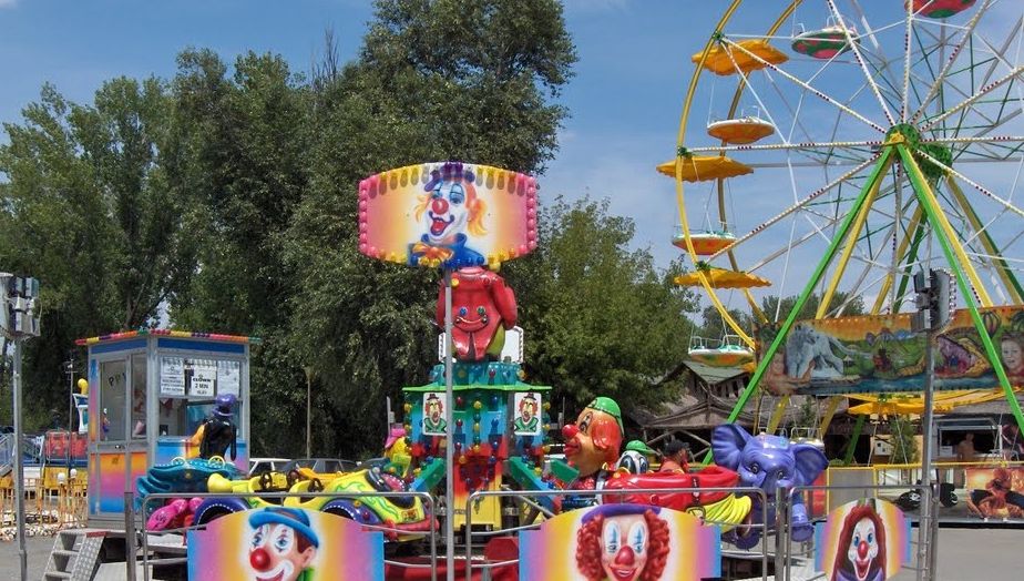 Un copil a căzut de la înălţime după ce corzile elastice de la trambulină au cedat, la Mamaia