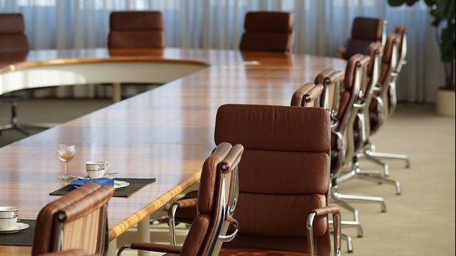 Truc psihologic. Ce se întâmplă dacă te așezi chiar lângă șeful tău într-o ședință de la serviciu