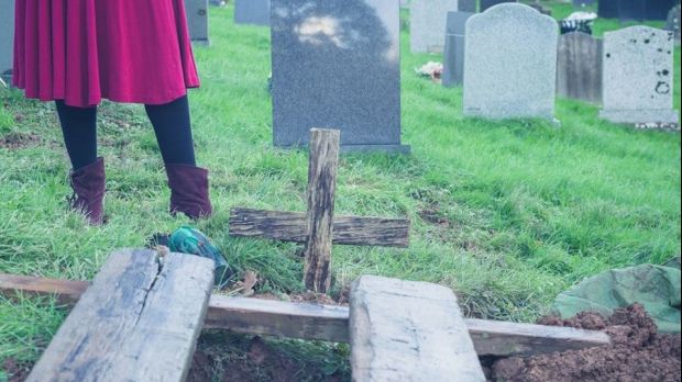 Este acesta cel mai ciudat mormânt din România? Povestea este INCREDIBILĂ