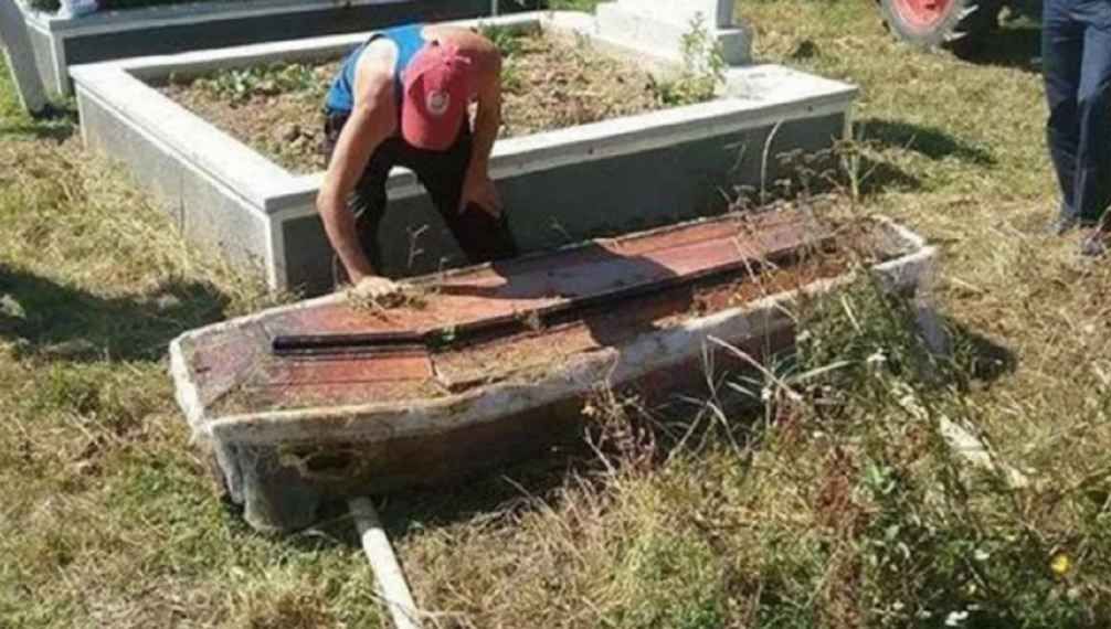 Și-a înmormântat copilul, dar l-a dezgropat pentru autopsie. Când a deschis sicriul a avut un ȘOC