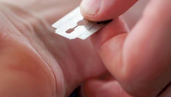 Cutremurător. Bărbatul care i-a spus unei fetiţe să îşi ucidă părinţii a pus-o să se sinucidă 