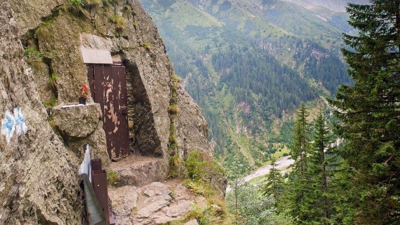 Intervenție de urgență în zona chiliei părintelui Arsenie Boca. O persoană a fost rănită