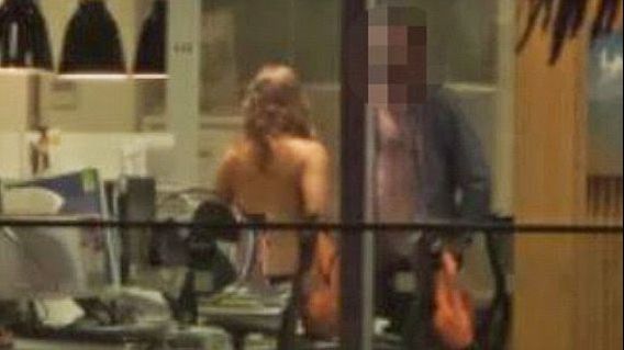 Bărbatul și-a găsit soția acasă în pat cu amantul. Copiii dormeau în altă cameră 