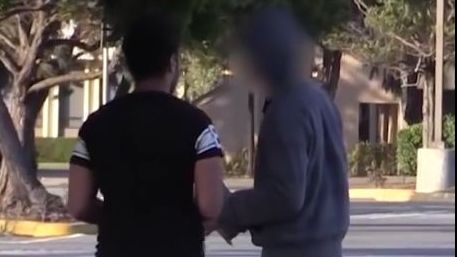 S-a dus la un om al străzii să-l întrebe despre fiica lui dispărută. Ce a urmat este EMOȚIONANT