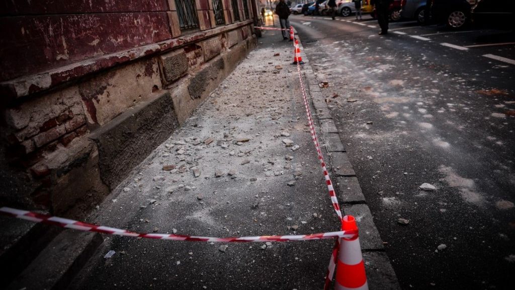 O femeie însărcinată a ajuns de urgență la spital, după ce i-a căzut o bucată de tencuială în cap