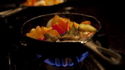 Ingredientul pe care să nu-l gătești niciodată în tigaie de fontă 