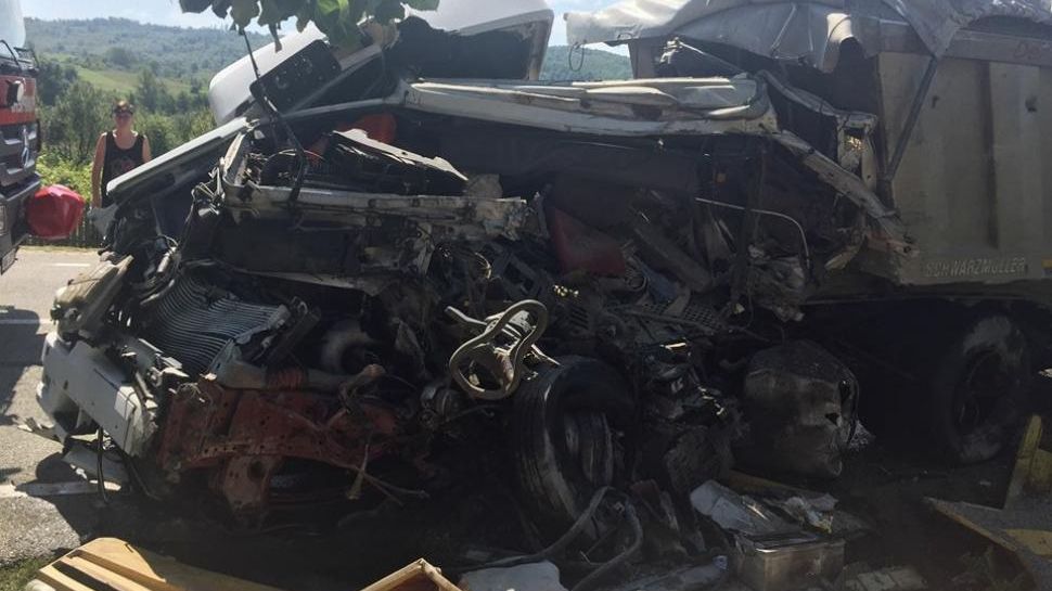 Doi oameni au murit, după ce un TIR a intrat într-o macara. Traficul a fost reluat pe DN 67