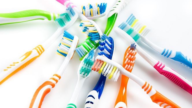 Medicii au scos 18 periuţe de dinţi din stomacul unui pacient. Cum au ajuns acolo, şocant!