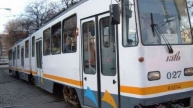 Un tramvai de pe linia 25 din Capitală a luat foc în mers