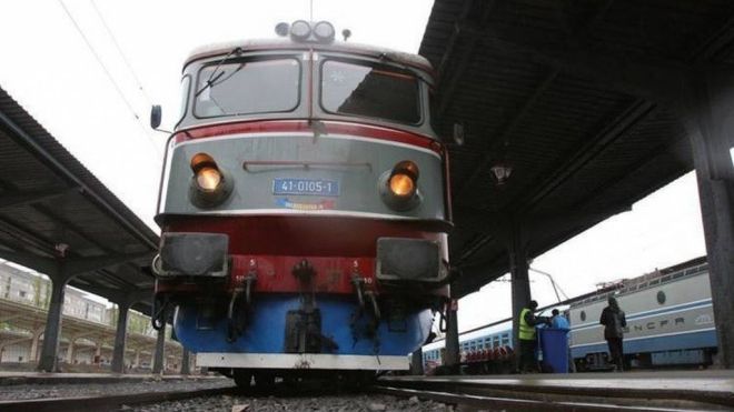 Tren de călători, blocat în mijlocul câmpului. A schimbat TREI locomotive!