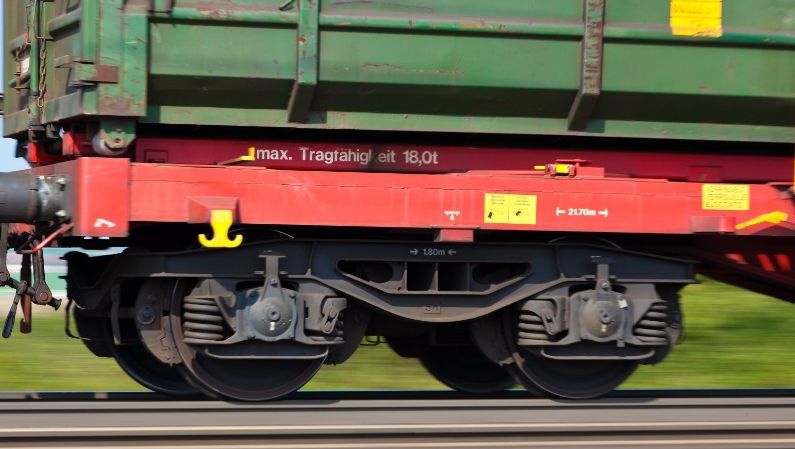 Un expert criminalist dezvăluie detaliul șocant în cazul mamei care s-a aruncat cu copiii sub tren