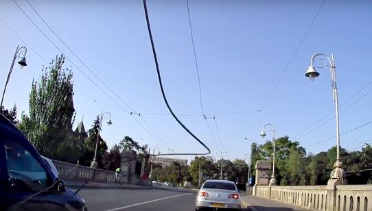 VIDEO. Panică printre şoferi, după ce cablurile de troleibuz s-au rupt