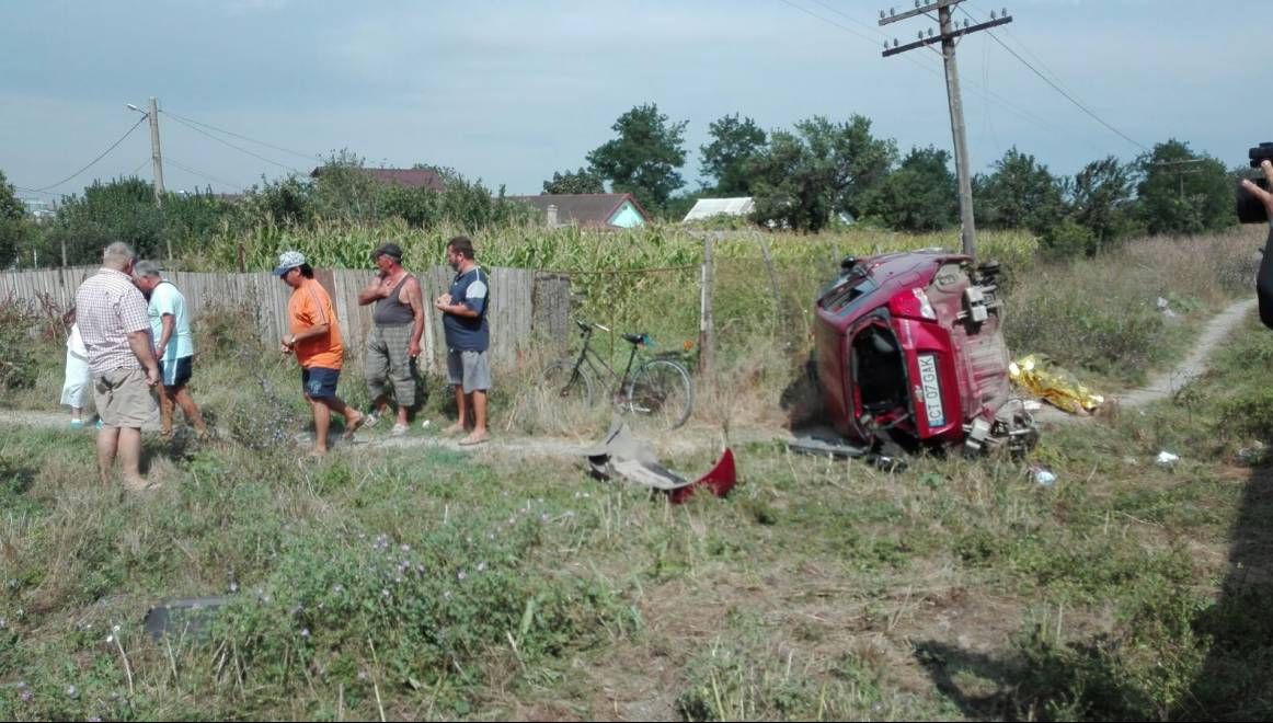 Accident groaznic la Tuzla! Mașină zdrobită de tren, după ce șoferul nu s-a asigurat