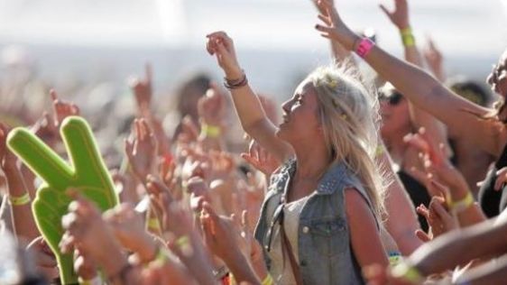 Măsuri speciale contra caniculei, la UNTOLD. Participanţii din faţa scenelor, vizaţi