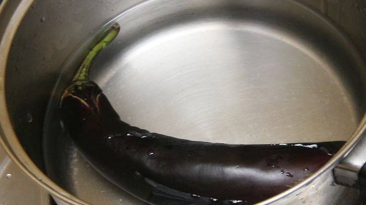 A fiert o vânătă, apoi a băut zeama. Efectele au fost peşte aşteptările ei