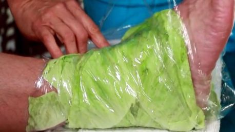 Şi-a înfăşurat câteva foi de varză pe genunchi şi glezne. A rămas uimită când a vazut ce efect are