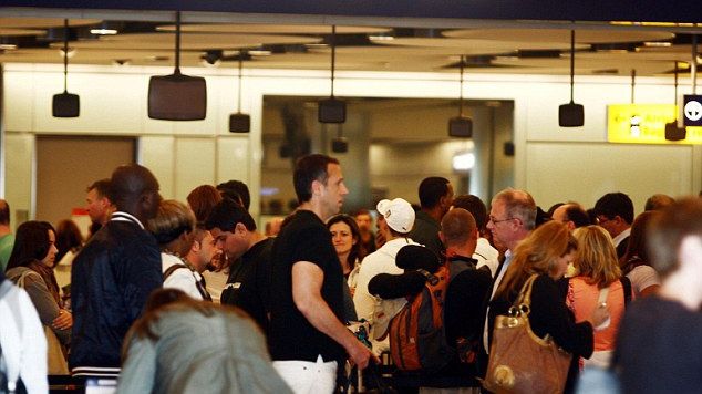 Alertă teroristă pe aeroportul Heathrow din Londra! O tânără de 22 de ani a fost arestată