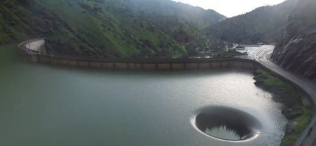 A mers la plajă şi a văzut o gaură imensă în apă. A trimis drona acolo, e ULUITOR ce se întâmpla