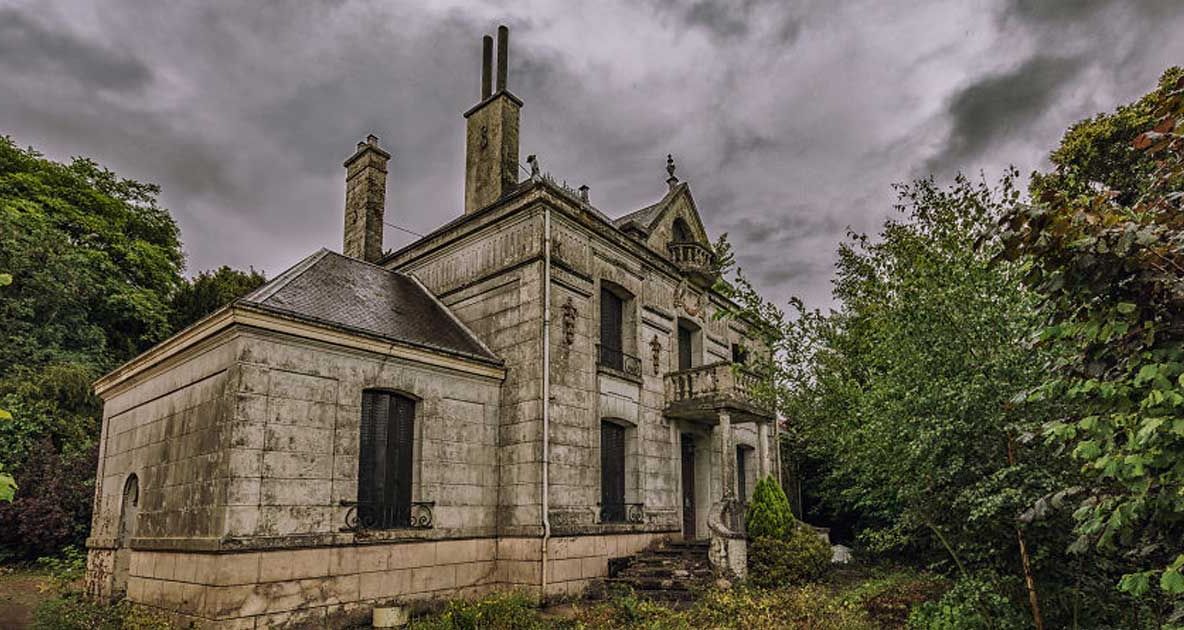 Au descoperit un conac francez, uitat în pădure. Au intrat în el şi... s-au întors în timp