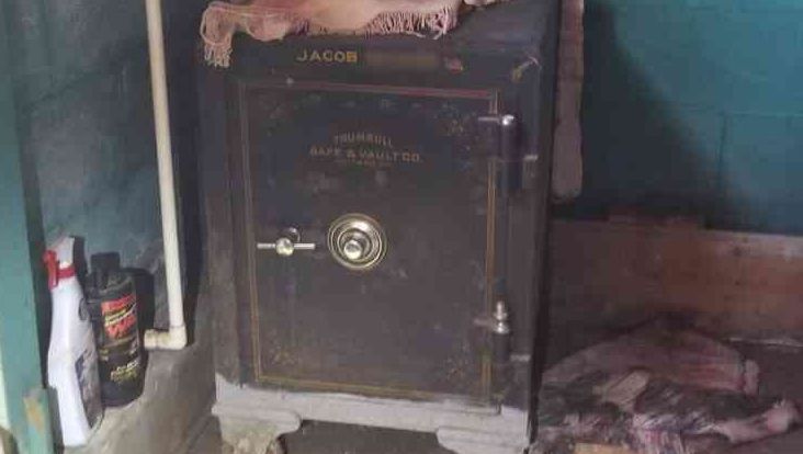 Au găsit un seif în beciul unchiului care a murit. L-au deschis greu, dar a meritat. Au încremenit