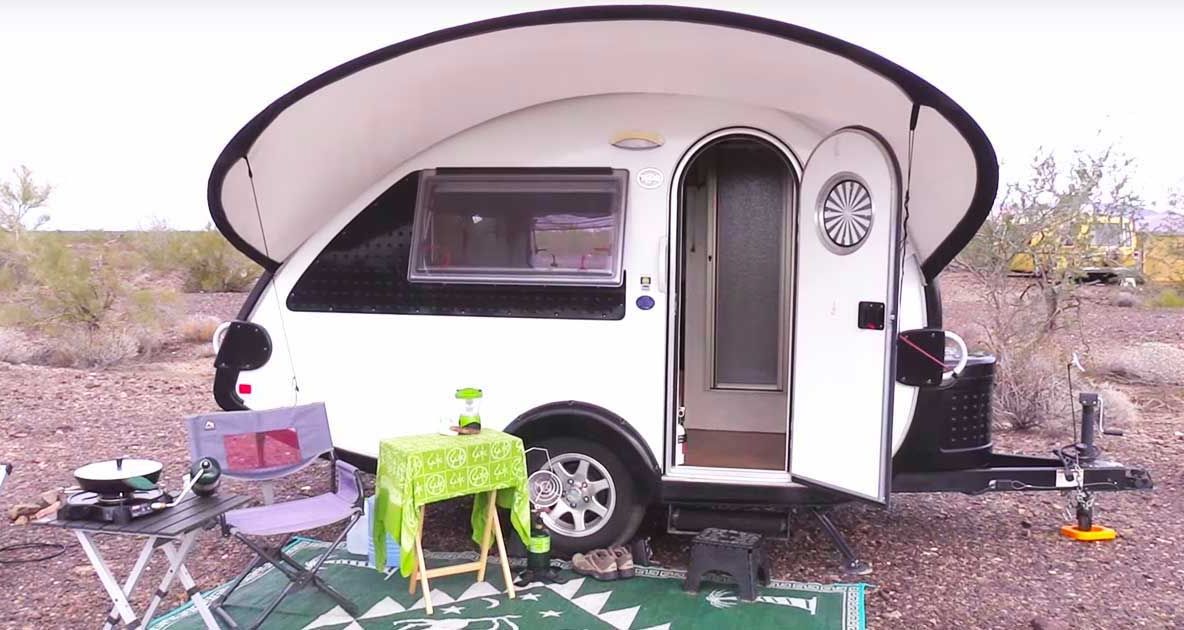 S-a pensionat şi trăieşte într-o rulotă. Spaţiul e cât o debara, dar interiorul face toţi banii