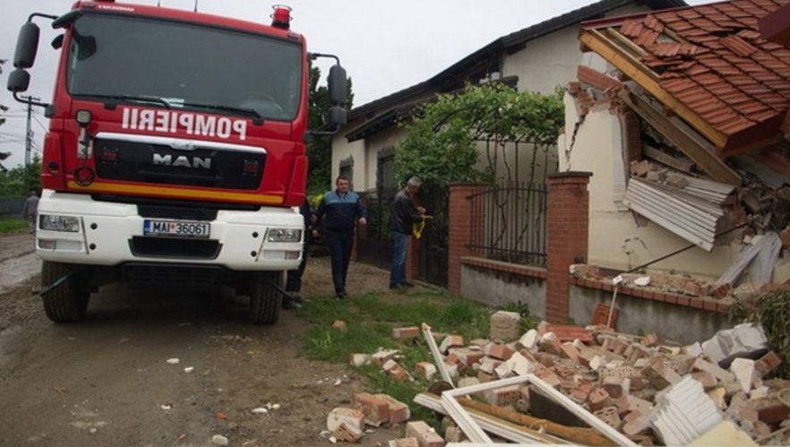 Nenorocire într-o familie din Timiş! Doi bărbaţi, grav răniţi, după ce zidul unei case s-a prăbuşit