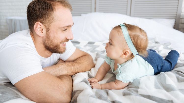 Pe o insulă pe care sunt 10 bărbaţi şi o singură femeie se naşte un copil. CINE ESTE TATĂL, legal