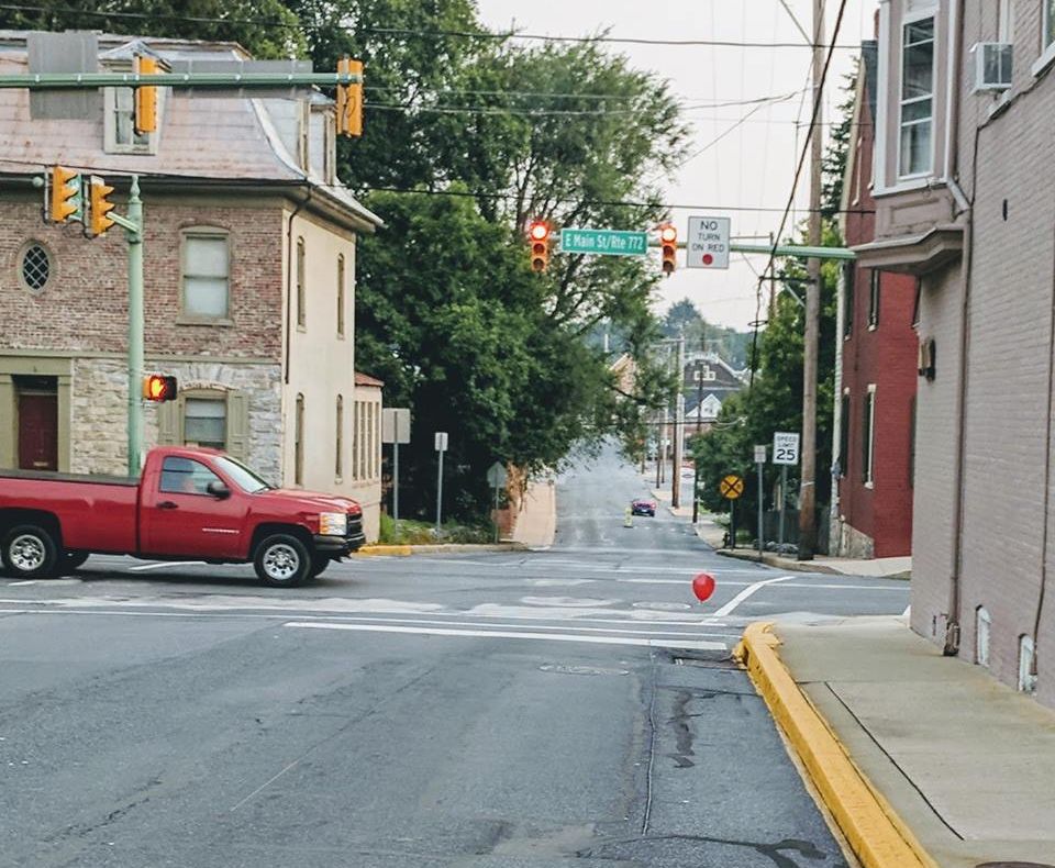 Farsa MACABRĂ care i-a speriat pe poliţişti. Ce a apărut deasupra mai multor guri de canalizare