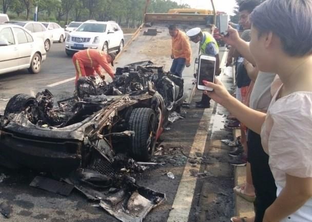 Incident bizar pe autostradă. Din Ferrari nu a mai rămas aproape nimic