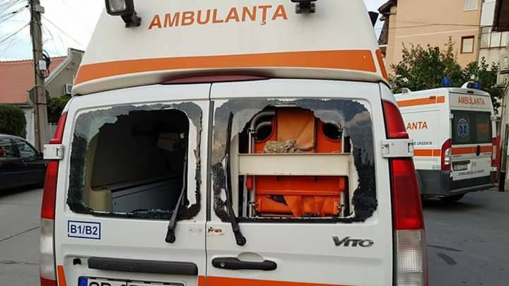 Șocant! Echipaj de ambulanță atacat cu bolovani chiar de pacientul la care au fost chemați