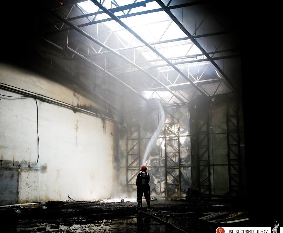 Incendiu puternic în Bucureşti, la Faur Poarta 4 - a fost lichidat după 5 ore. FOTO & VIDEO