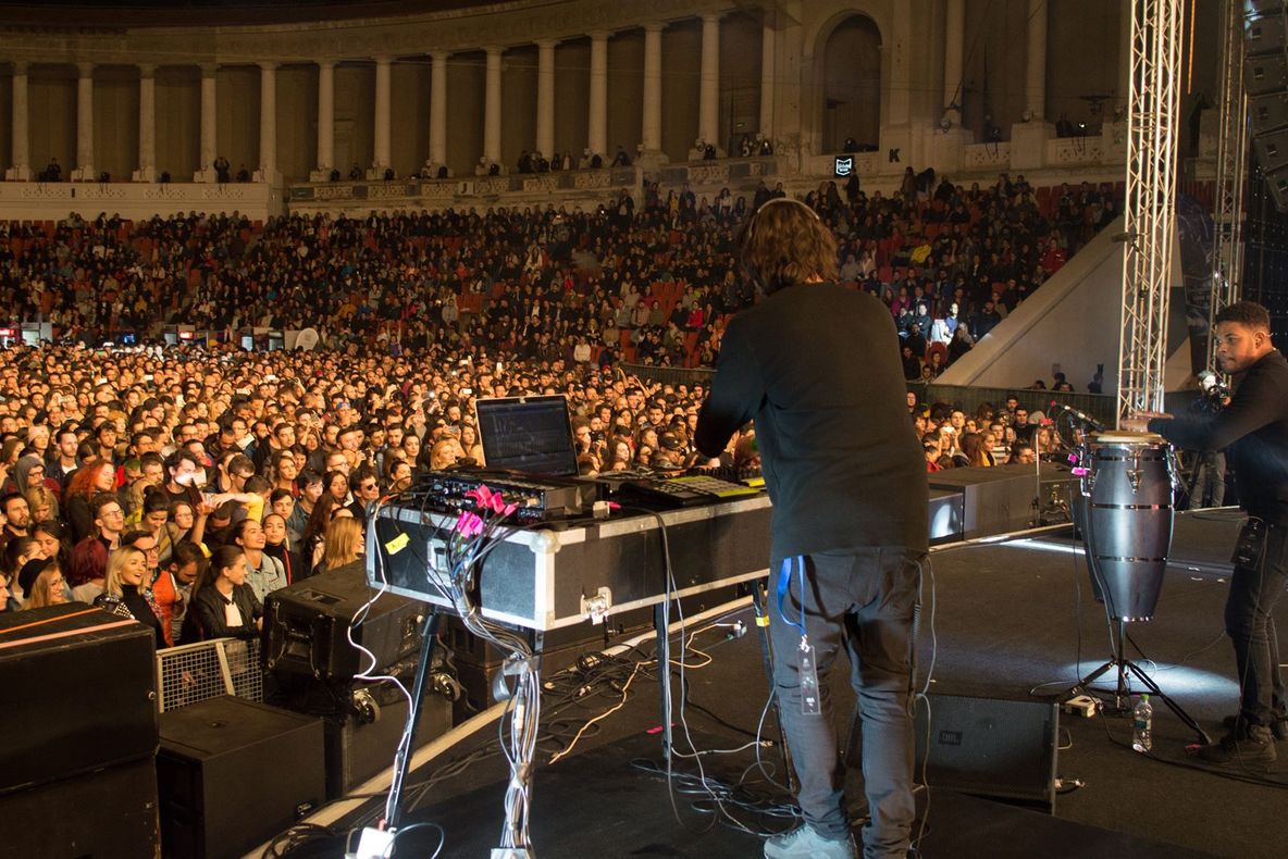 Concert inedit: Muzică electronică, combinată cu muzică simfonică. Mii de oameni au asistat 