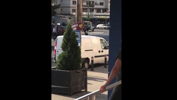 VIDEO. Scene șocante la Brăila. Trecătorii, amenințați cu un cuțit de un individ